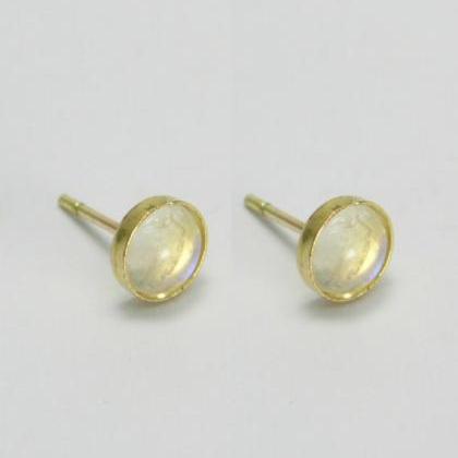 Moonstone Stud Earrings. 14k Gold 6mm Moonstone..